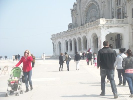 Sute de constănţeni s-au plimbat în week-end pe faleză